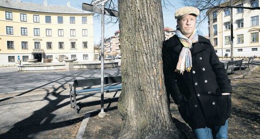 Magne standing in front of a fountain at Briskeby in Oslo, which is an important site in the novel (Picture from VG)