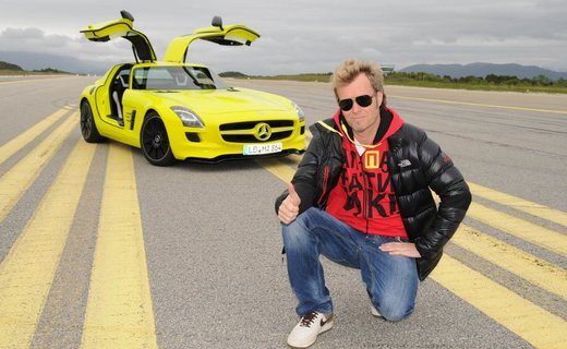 Magne, sporting an Apparatjik hoodie by Moods of Norway, in front of the Mercedes SLS AMG E-CELL
