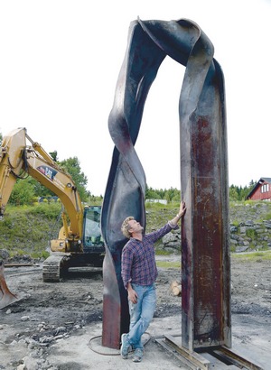 Magne and his sculpture (Picture from Budstikka)