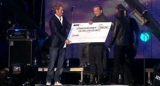 Magne presents Shining with a cheque for 1 million kroner in Oslo, June 18th
