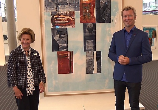 Magne and Queen Sonja in front of one of the prints they have made together
